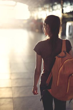 küçük sırt çantası ile terminal havaalanı salonundaki kadın