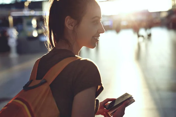 Donna nella hall del terminal dell'aeroporto con passaporto e carta d'imbarco — Foto Stock