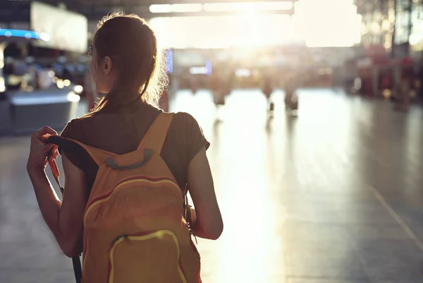 Femme dans le hall du terminal de l'aéroport avec petit sac à dos — Photo
