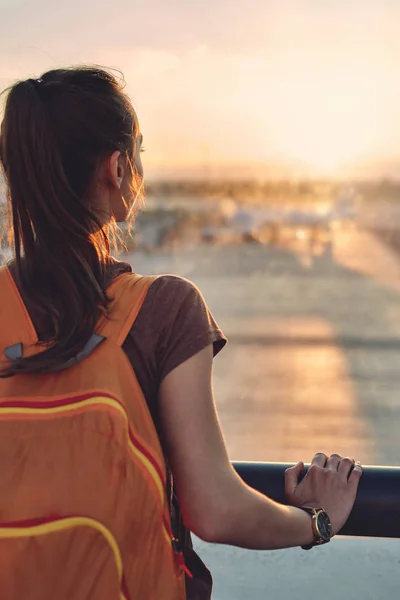 Ragazza alla finestra dell'aeroporto — Foto Stock