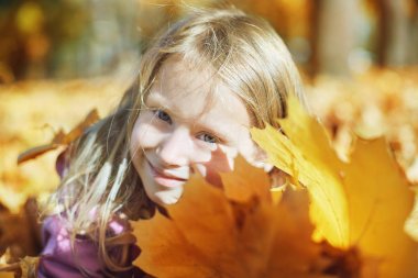 gülüyor ve sonbahar açık havada doğa yolda oynayan kız