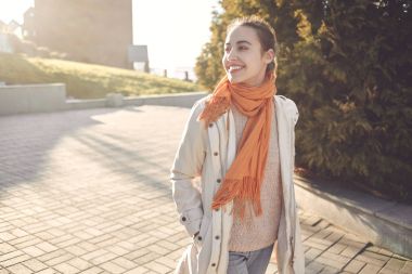 sonbaharda yolda bej bir pelerin güzel genç bir kadın