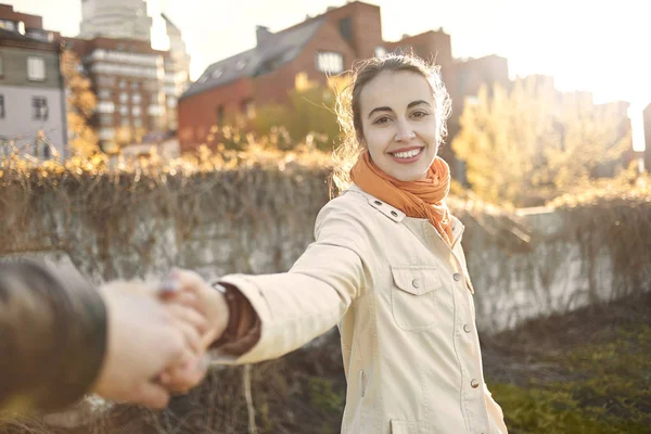 Una bella giovane donna in un mantello beige a piedi in autunno — Foto Stock