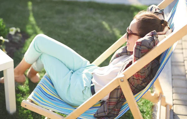 gülümseyen kadın şezlong üzerinde dinlenme