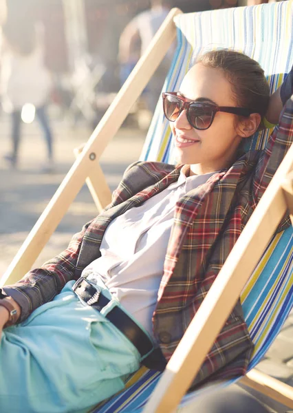 gülümseyen kadın şezlong üzerinde dinlenme