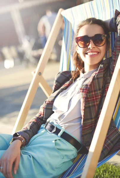 gülümseyen kadın şezlong üzerinde dinlenme