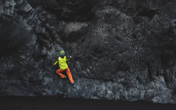 Uçurumdaki erkek dağcı — Stok fotoğraf