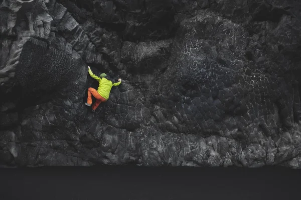 Uçurumdaki erkek dağcı — Stok fotoğraf