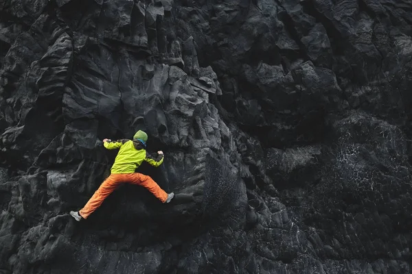 Homem escalador de rocha no penhasco — Fotografia de Stock