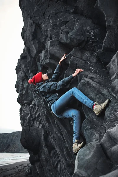 Alpinista feminina no penhasco — Fotografia de Stock