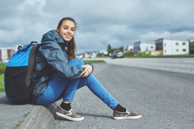 kadın Gezgin araba yolda durur.