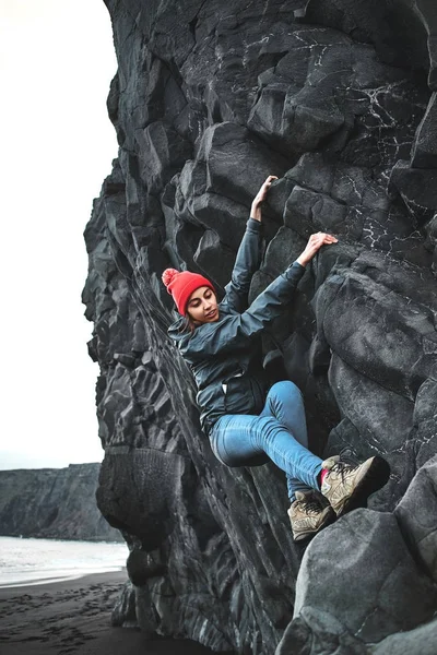 Альпинистка на скале — стоковое фото