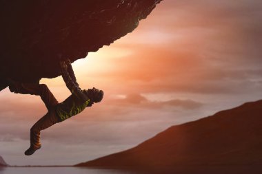 Uçurumdaki erkek dağcı