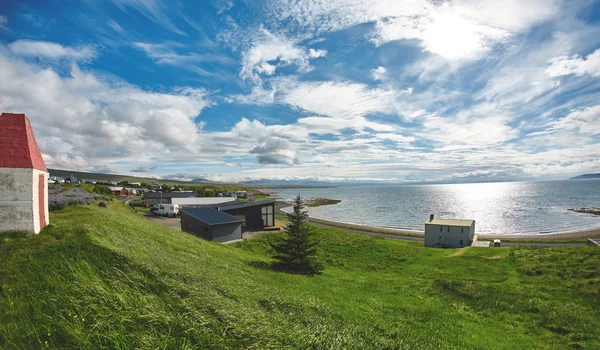 körfezin güzel kıyısında küçük İzlanda kasaba