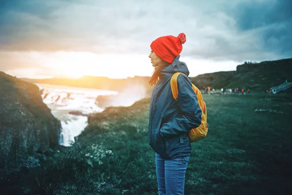 Femme gaie marchant et posant sur la nature en Islande — Photo