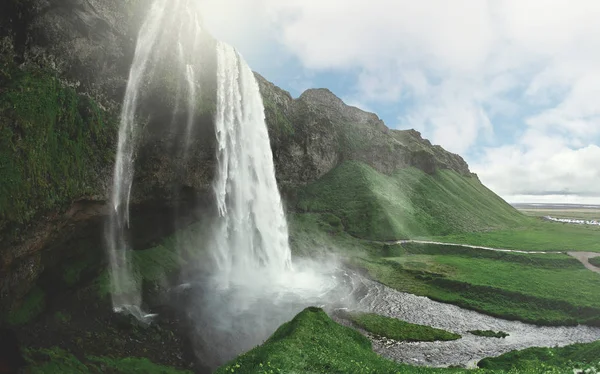 Güney İzlanda'daki meşhur Seljalandsfoss Şelalesi — Stok fotoğraf