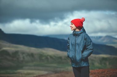 Neşeli kadın doğa üzerinde poz
