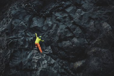 Uçurumdaki erkek dağcı