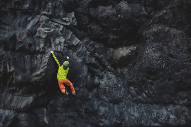 Uçurumdaki erkek dağcı