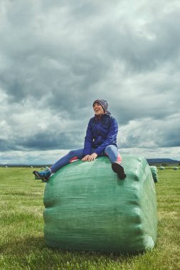 bir alandaki bir saman balya kadın