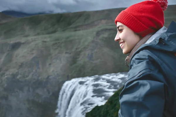 Iloinen nainen kävelee ja poseeraa luonnossa Islannissa — kuvapankkivalokuva