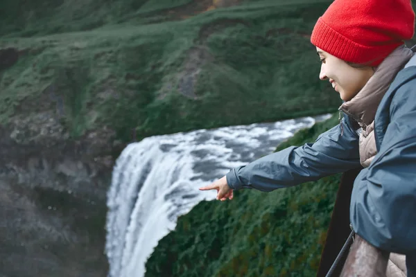 Vidám nő séta, és pózol a természet Izlandon — Stock Fotó