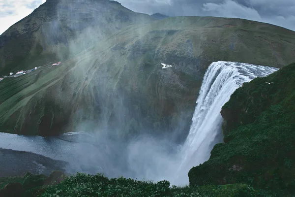 冰岛南部著名的斯科加瀑布瀑布。在冰岛的跋涉中. — 图库照片