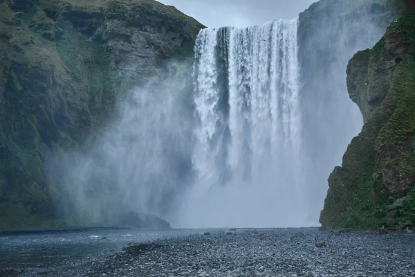 Περίφημο καταρράκτη Skogafoss στη Νότια Ισλανδία. ορεινή πεζοπορία στην Ισλανδία. — Φωτογραφία Αρχείου