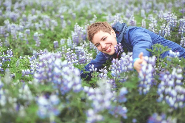 Donna sorridente allegra in un campo di fiori — Foto Stock