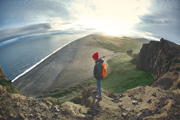 Yürüyüş ve doğa İzlanda'daki poz neşeli kadın