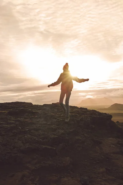 Mujer alegre caminando y posando sobre la naturaleza en Islandia —  Fotos de Stock
