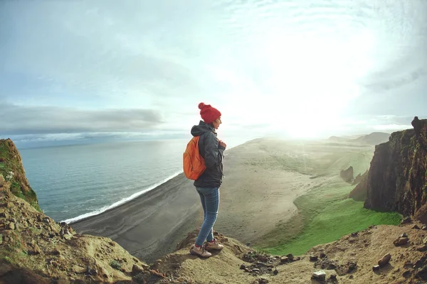 Vrolijke vrouw lopen en poseren op natuur in IJsland — Stockfoto