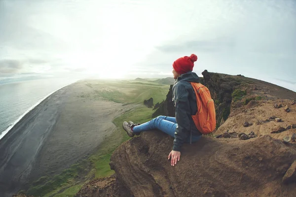 Жінка мандрівного з рюкзак, стоячи на вершині гори і насолоджуючись захід сонця в Ісландії — стокове фото