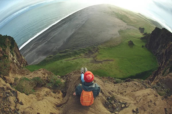 bir dağın tepesinde duran ve günbatımı İzlanda'zevk sırt çantası ile kadın uzun yürüyüşe çıkan kimse