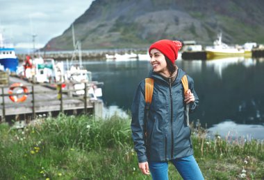 Sırt çantası iskelede kadınla