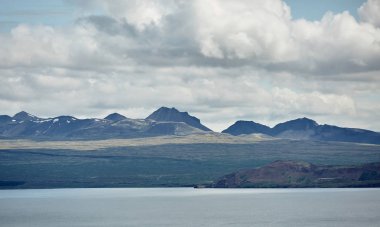 İzlanda'daki fjord ile güzel dağ manzarası