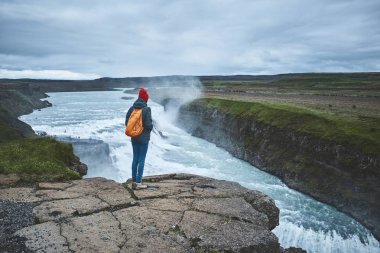 Yürüyüş ve doğa İzlanda'daki poz neşeli kadın