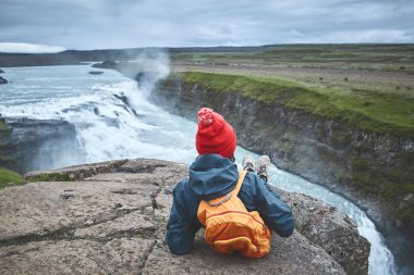 Yürüyüş ve doğa İzlanda'daki poz neşeli kadın