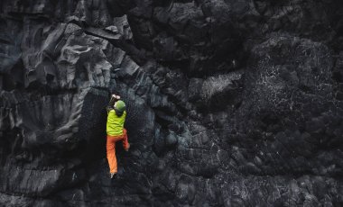 Uçurumdaki erkek dağcı
