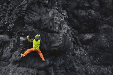 Uçurumdaki erkek dağcı