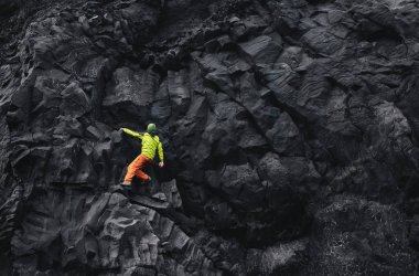 Uçurumdaki erkek dağcı