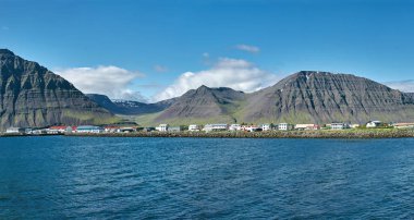 İzlanda'daki fiyort üzerinde güzel gündoğumu