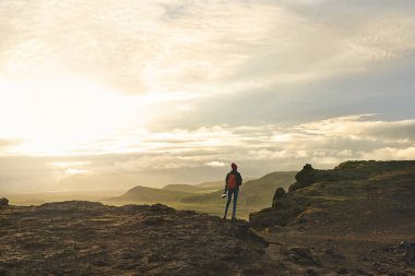 yürüyüş ve doğa İzlanda'daki poz kadın