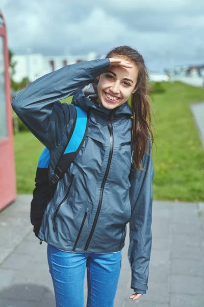 kadın Gezgin araba yolda durur.