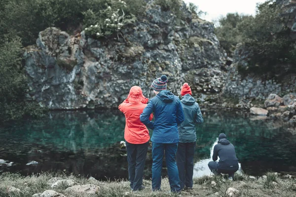 Toeristen lopen langs het parcours onder de lava veld in IJsland — Stockfoto