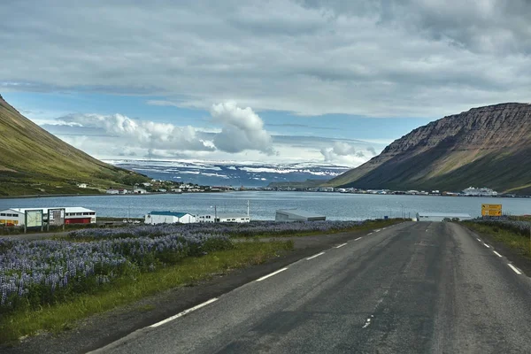 Une route de montagne vers la ville d'Isafjordur et une vue sur le fjord — Photo