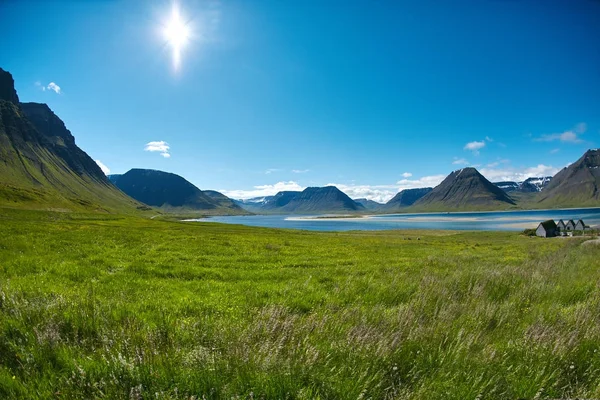 Vacker soluppgång över fjorden på Island — Stockfoto