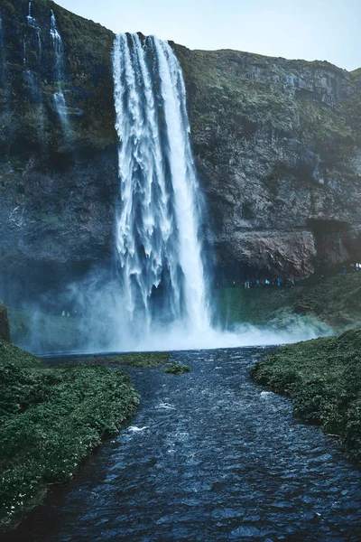 Slavný vodopád Seljalandsfoss na jihu Islandu — Stock fotografie