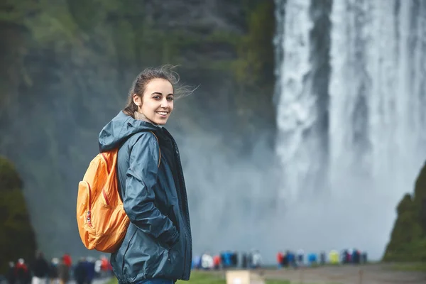 Femme gaie marchant et posant sur la nature en Islande — Photo