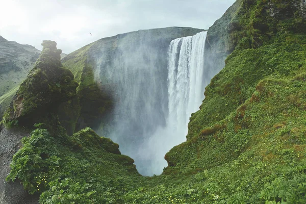 Slavný vodopád Skogafoss na jihu Islandu. Treking na Islandu. — Stock fotografie